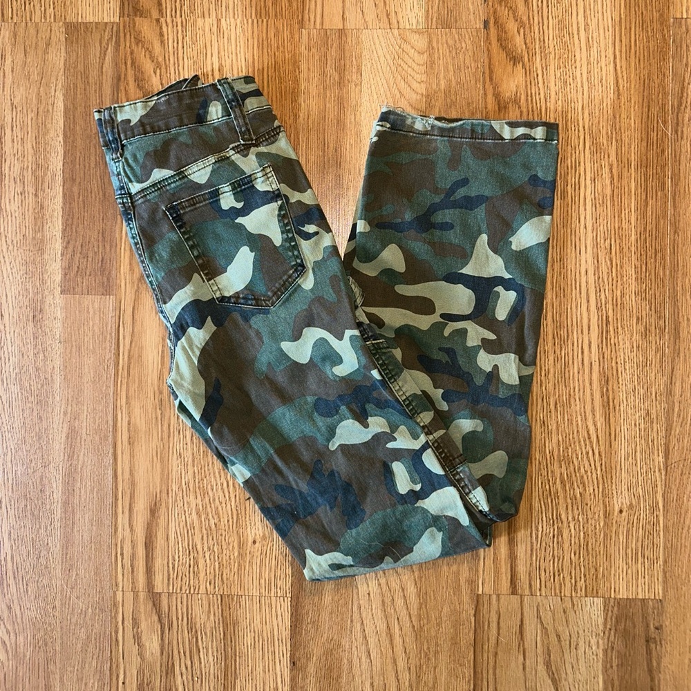 ‘Hot Kiss’ Women’s Camo Pants SZ 13